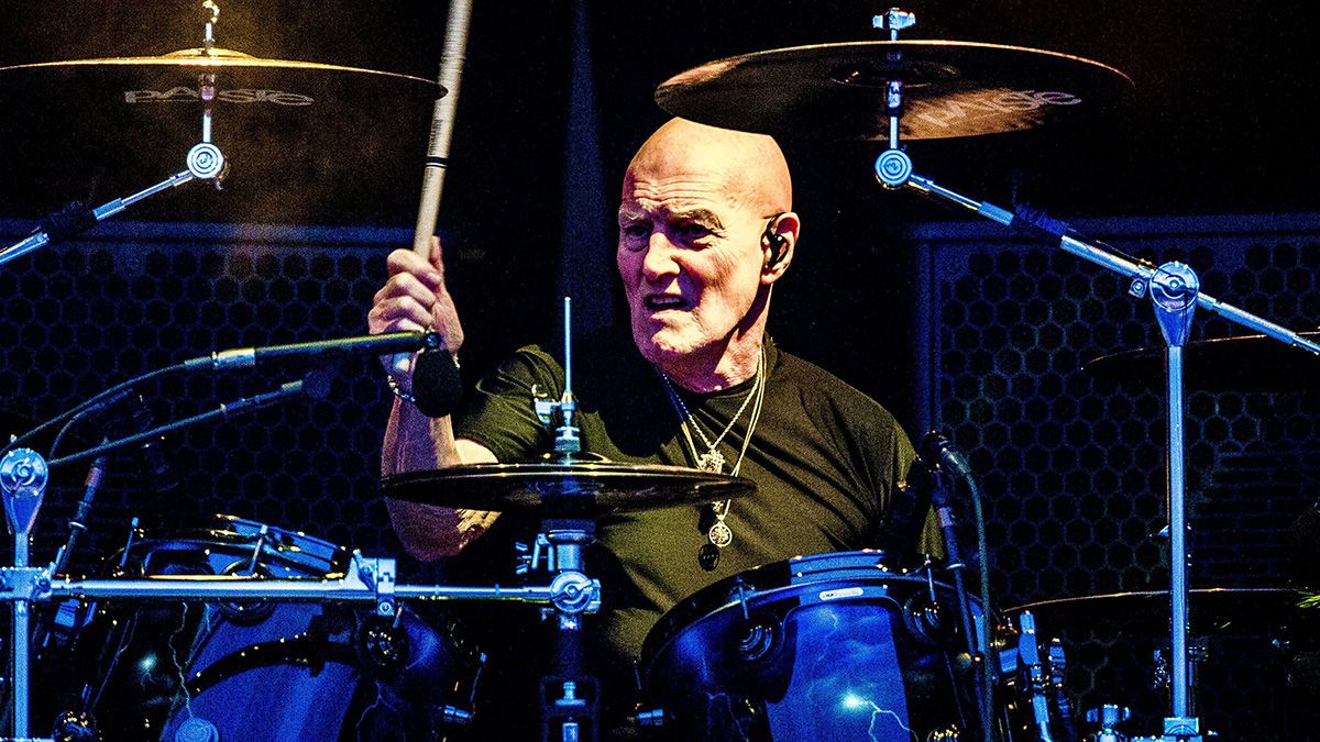 Chris Slade ao vivo na bateria