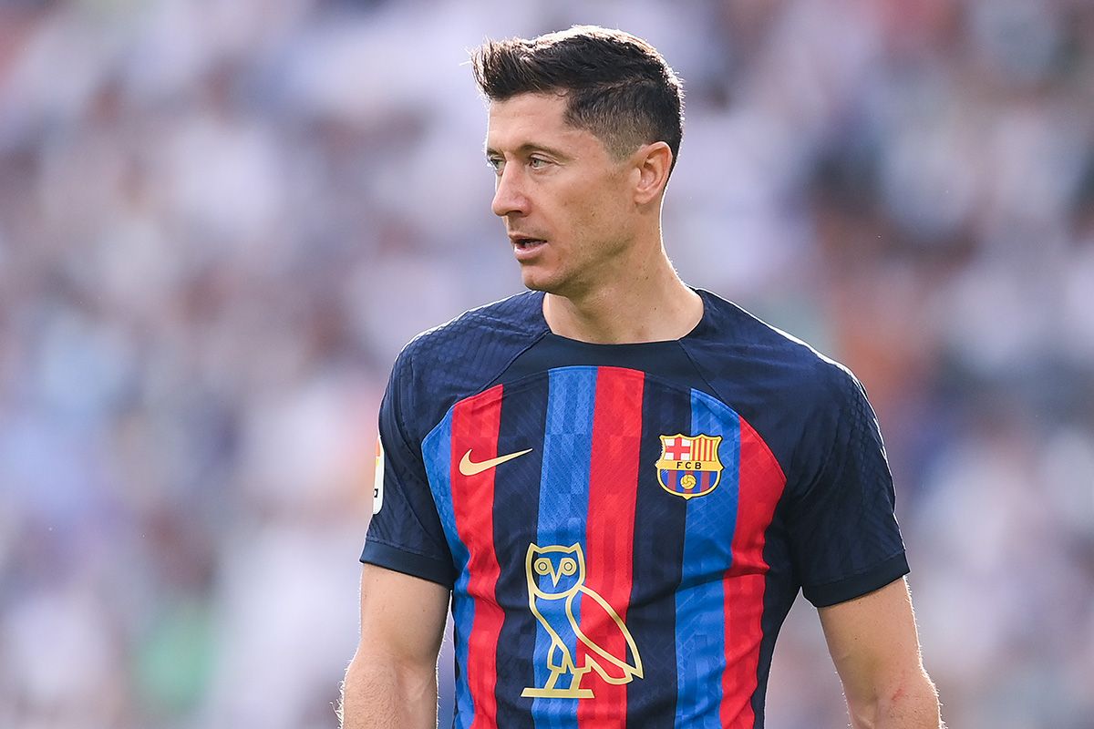 Robert Lewandowski con la camiseta del Barcelona con el logo de Drake