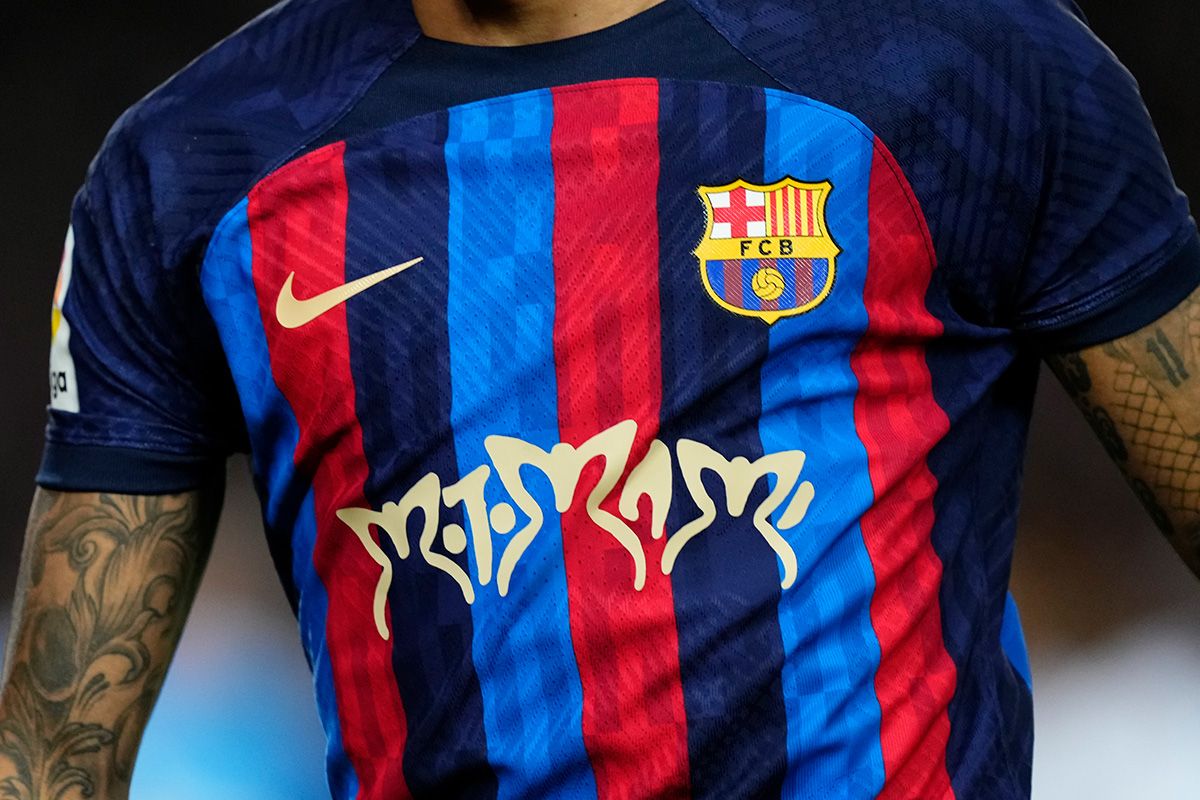 Camiseta del Barcelona con el logo de Rosalía en marzo de 2023