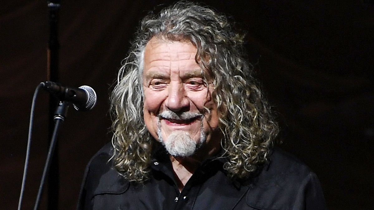 Robert Plant performs Led Zeppelin's 'Stairway To Heaven' for first