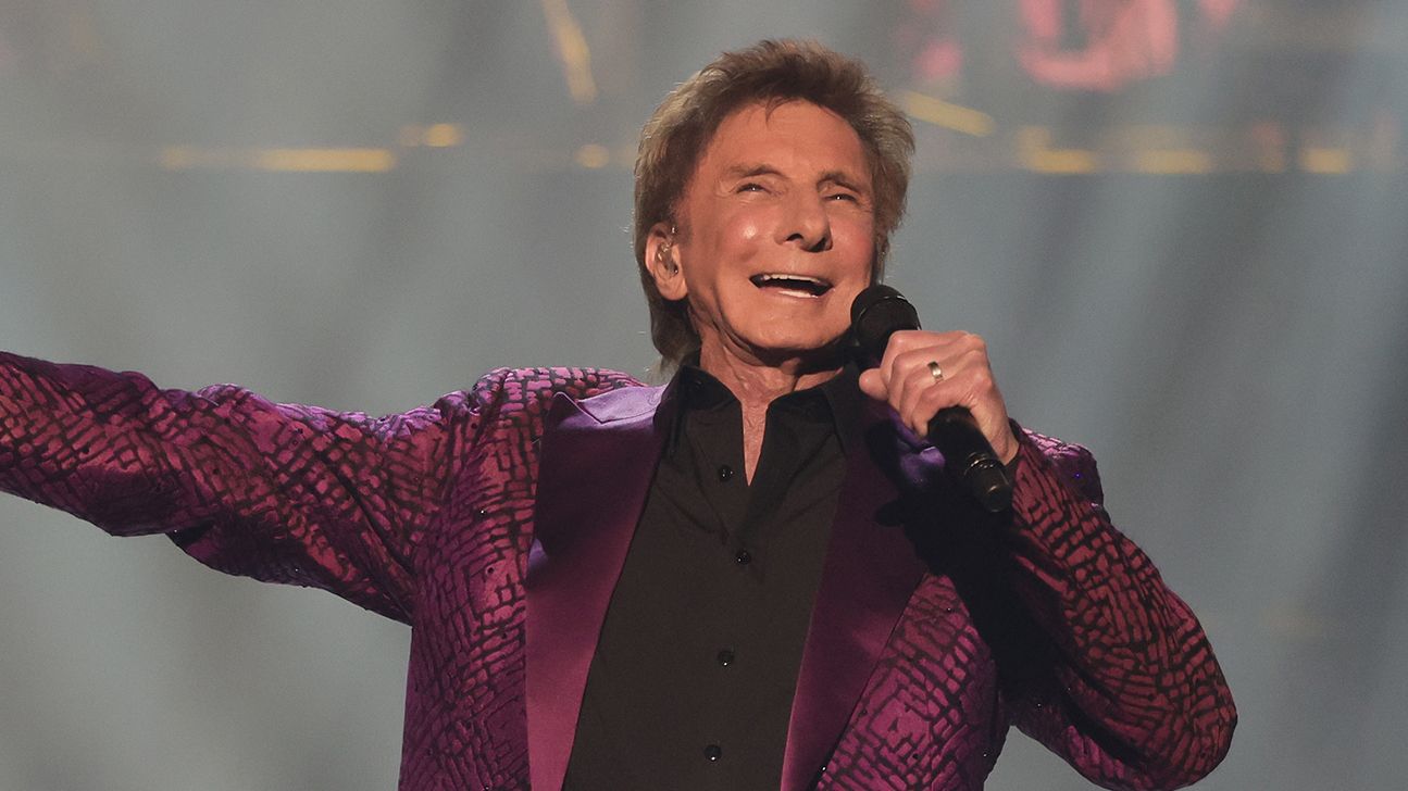 Barry Manilow Returns To Stage In London After Health Issue
