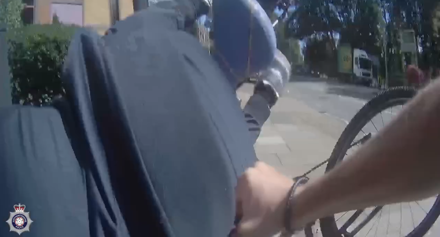 Police Officer Commandeers Bike To Catch Crim   Capture.PNG