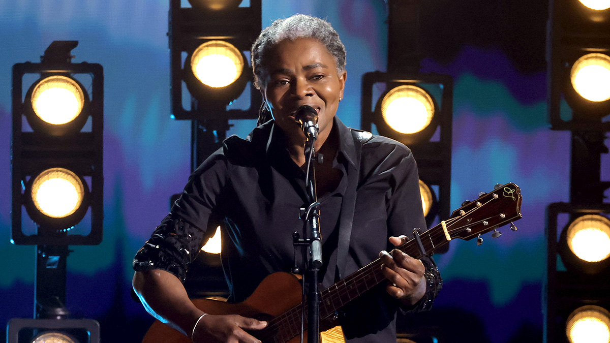 Watch Tracy Chapman s first performance of Fast Car in 15 years at