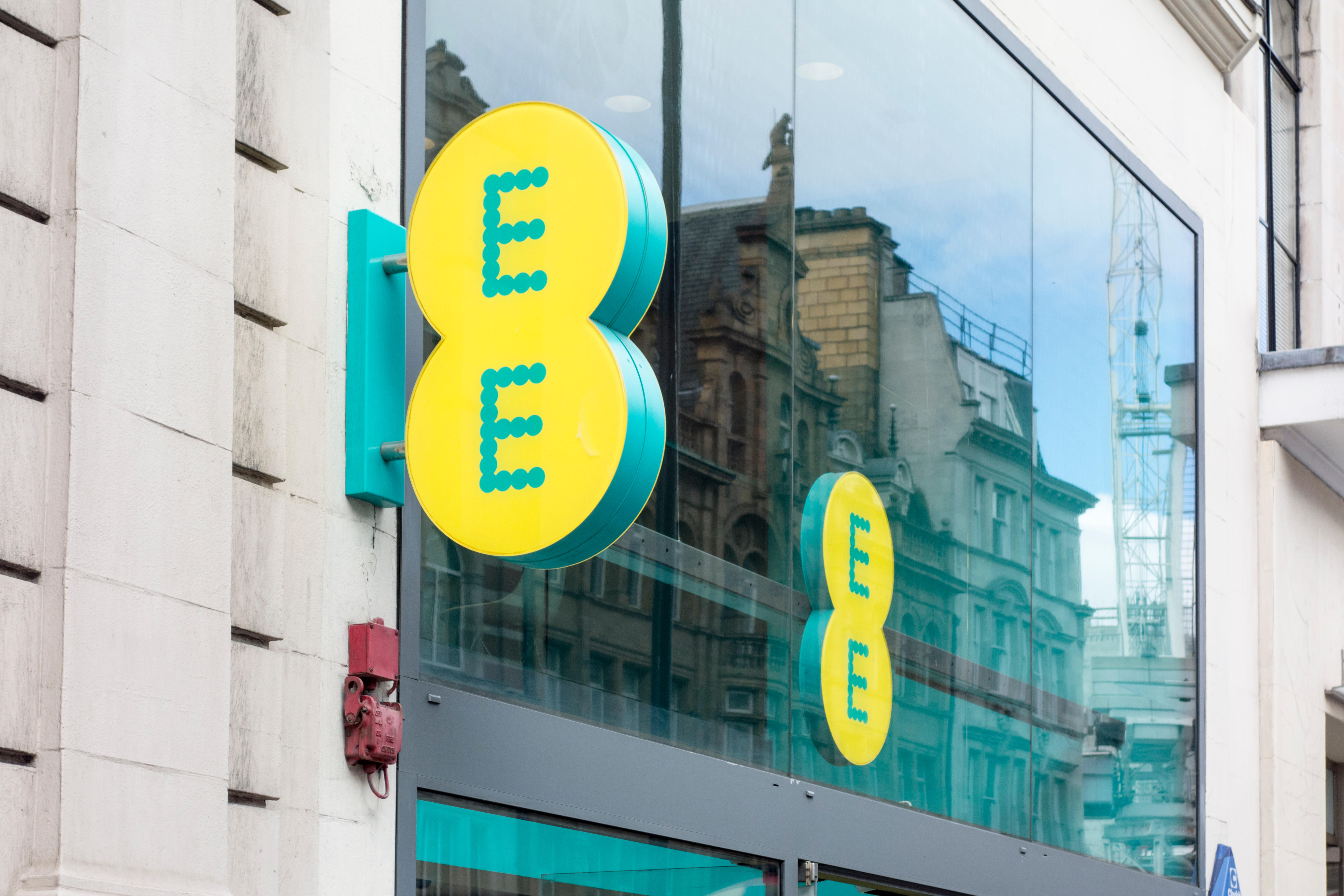 Mobile network giant EE announces closure of Greenock call centre