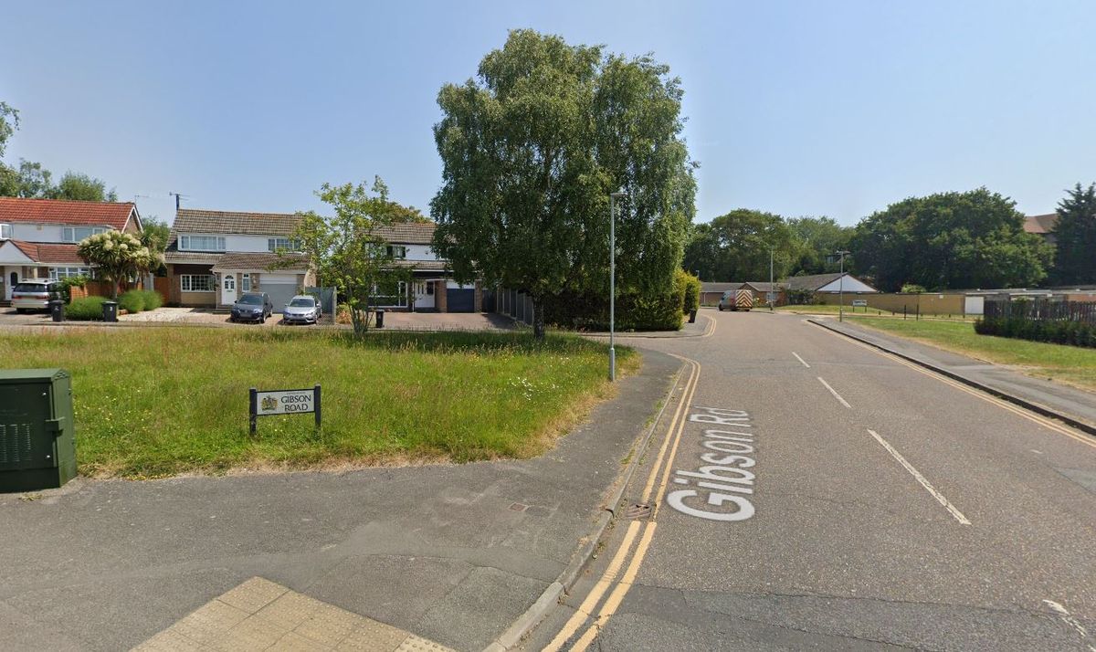 Gold bracelets and diamond necklaces stolen in Poole
