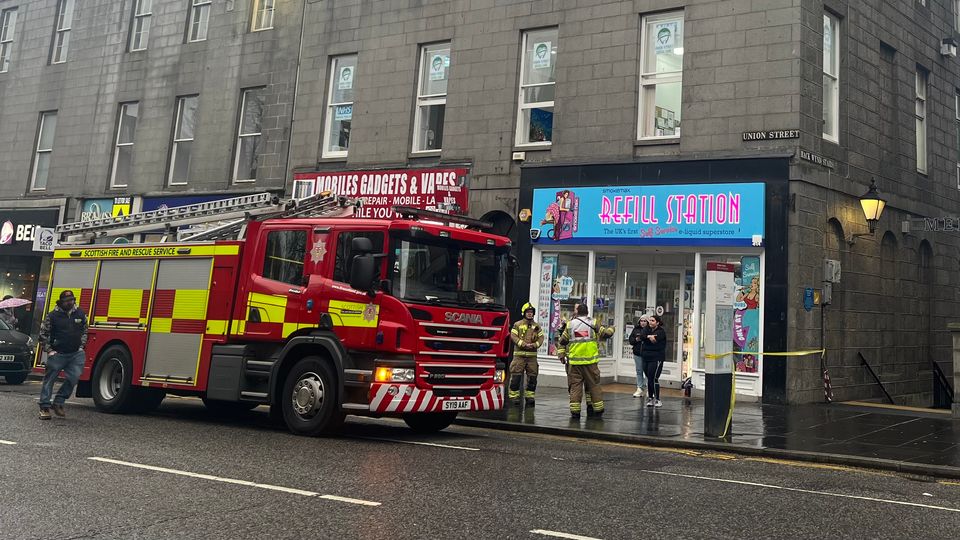 Firefighters extinguish blaze at Union Street vape shop | News - Northsound 1 Firefighters extinguish blaze at Union Street vape shop | News - Northsound 1