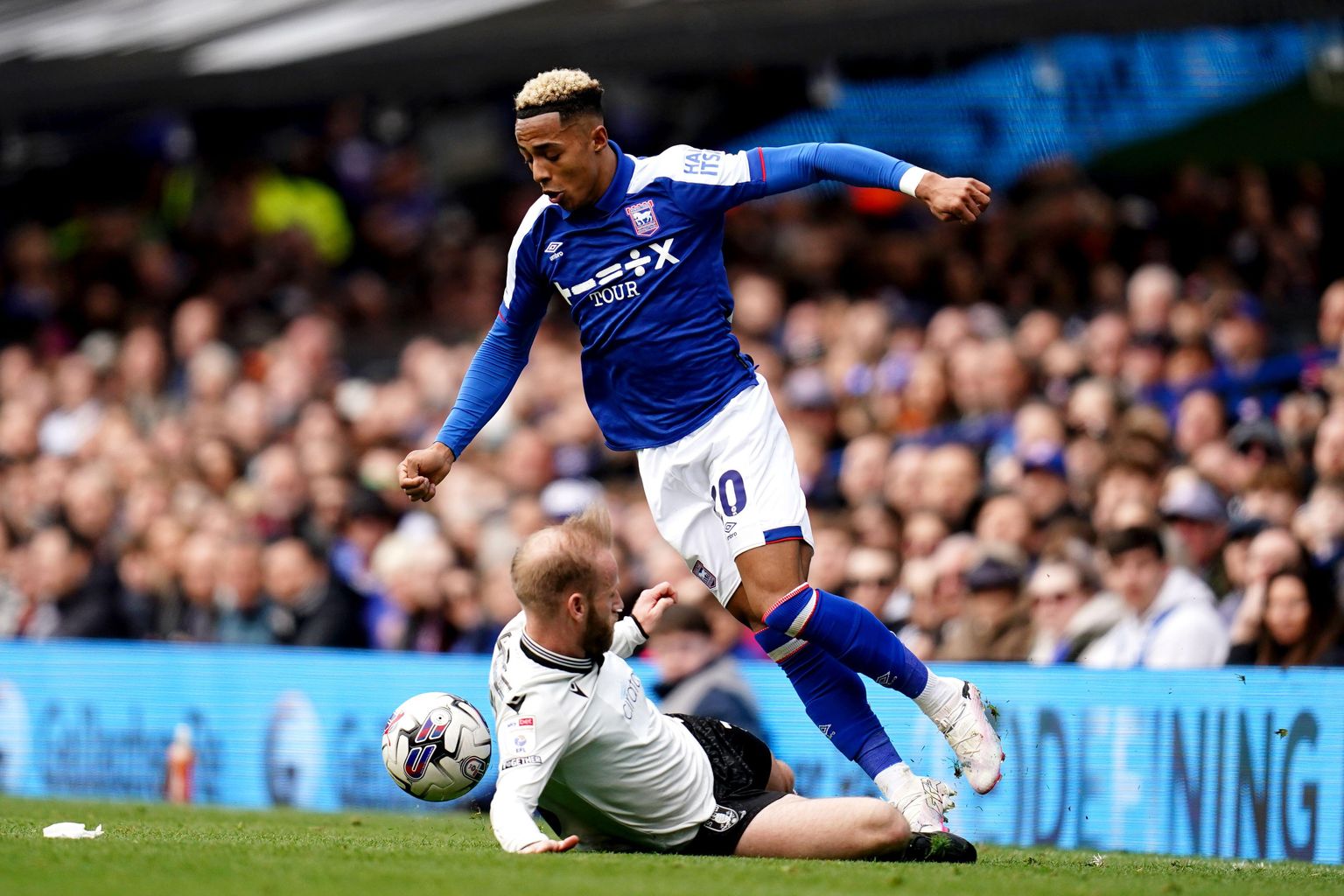 Ipswich Town thump Wednesday in chase for automatic promotion