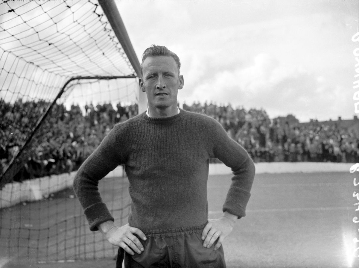 Luton and England goalkeeper Ron Baynham dies aged 94