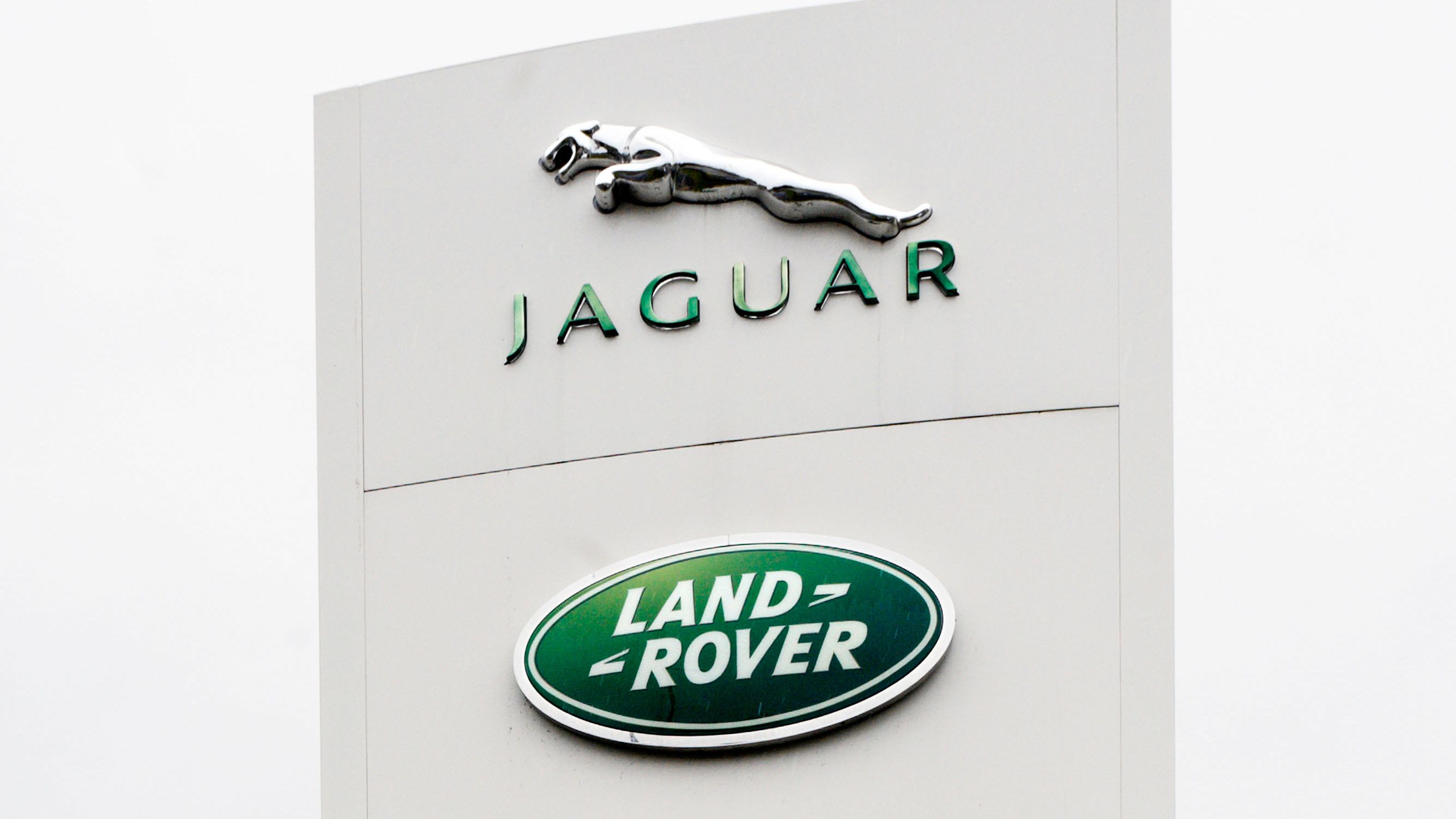 Jaguar Land Rover to recruit 250 electrification engineers