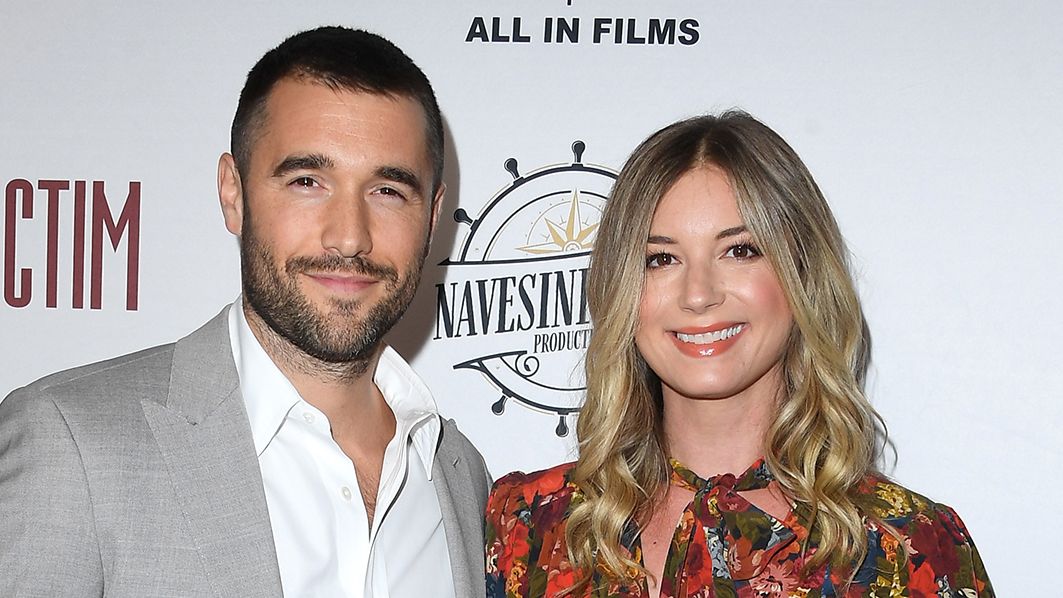 Josh Bowman and Emily VanCamp