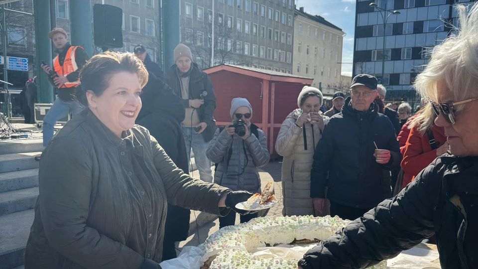 Petras Cafe teki sen taas! Ennätysmunkkia jaettiin aurinkoisella torilla.