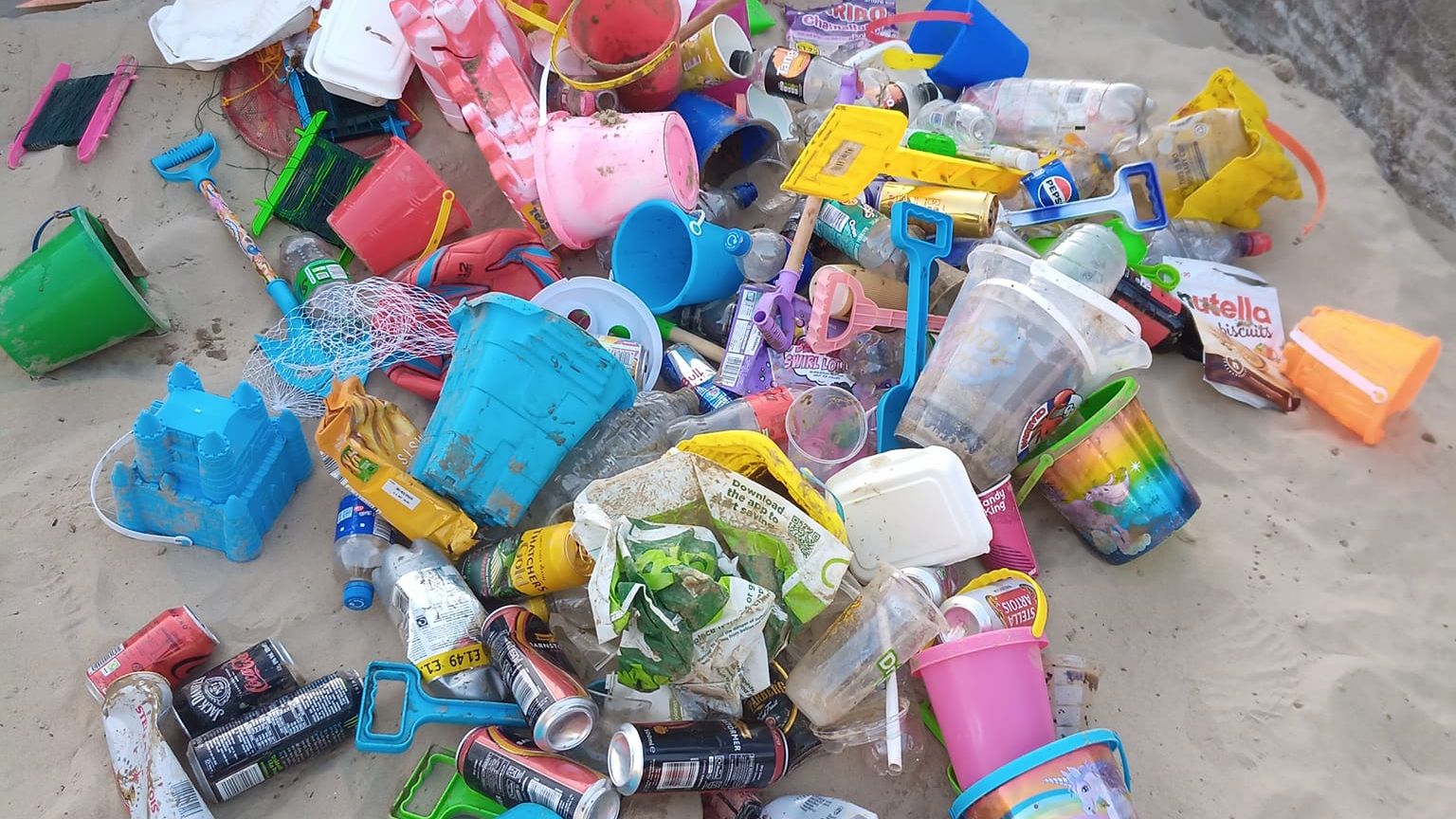 Left Litter Weymouth’s award-winning beach left covered in litter after mini heatwave