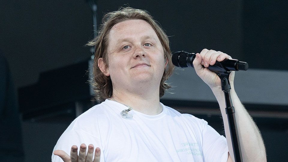 Lewis Capaldi: Age, Tourette Syndrome, Girlfriend, Top Songs