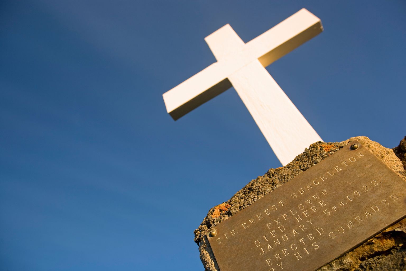 Cross erected in memory of explorer Shackleton to travel 7,000 miles to Scotland