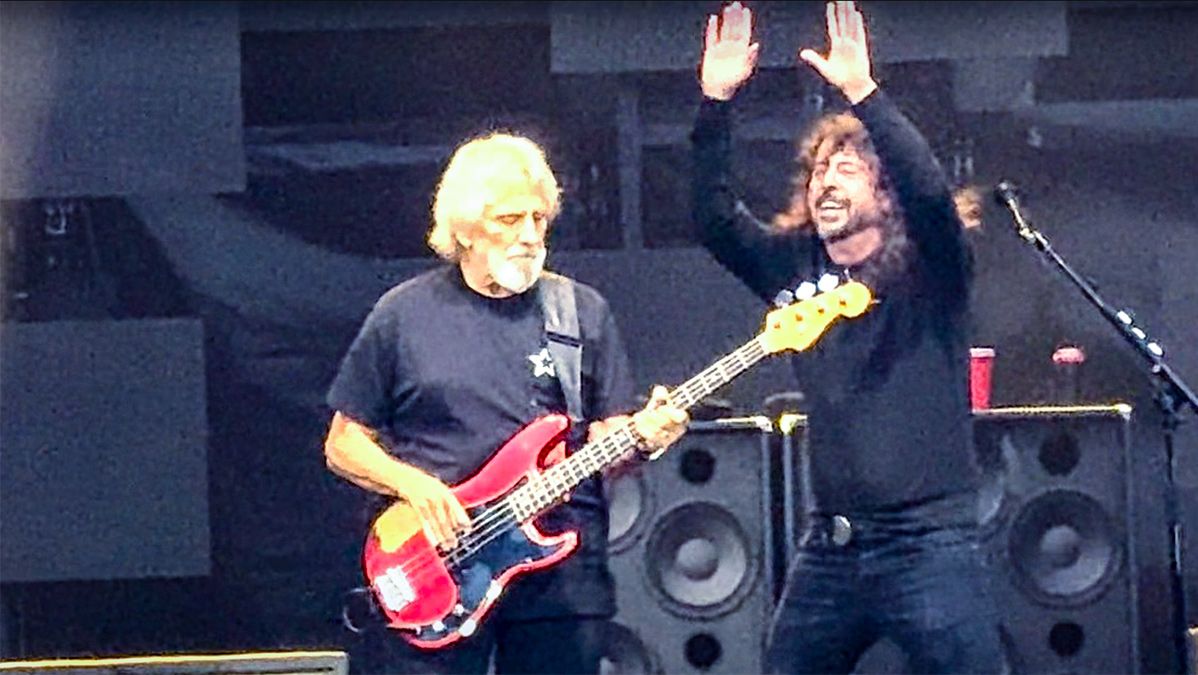 Geezer Butler sobe ao palco com Foo Fighters para cover de Paranoid