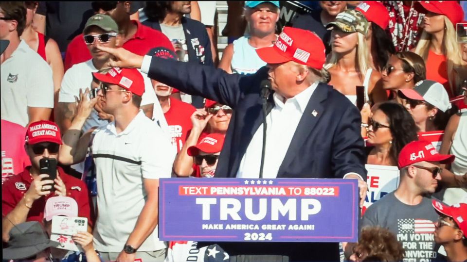 Trump Rally Pointing Donald Trump shot at US rally - ex-president's ear hurt in ...