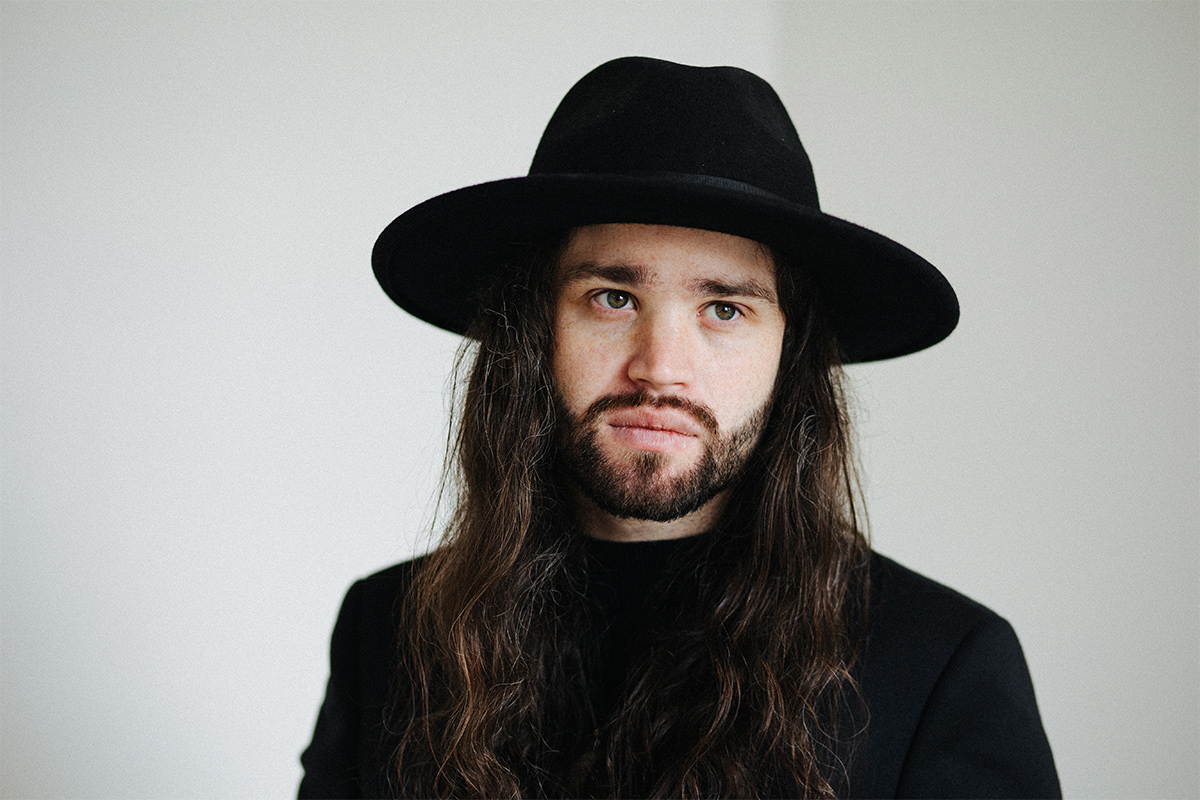 Ο Βρετανός rocker Dan Byrne αποκαλύπτει το νέο single ‘She’s The Devil’