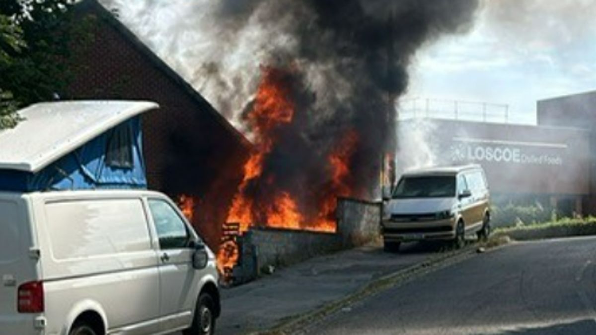 Loscoe People advised to close doors and windows as fire breaks out in Loscoe ...