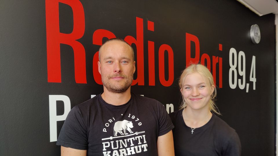 Rauli Hautaniemi kuuluttaa ja Inka Tiainen nostaa rautaa viikonloppuna Porin urheilutalolla.