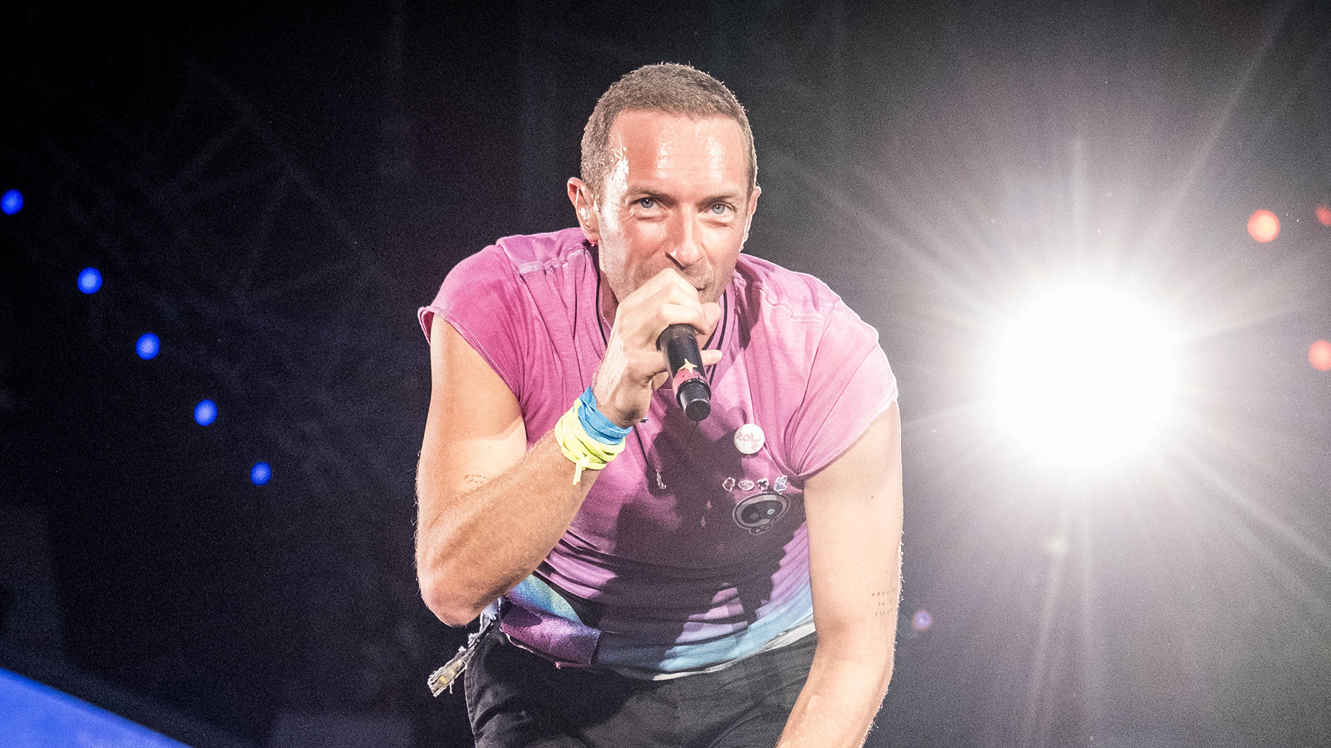 Coldplay invites Swifties on stage in Vienna before performing 'Love Story'