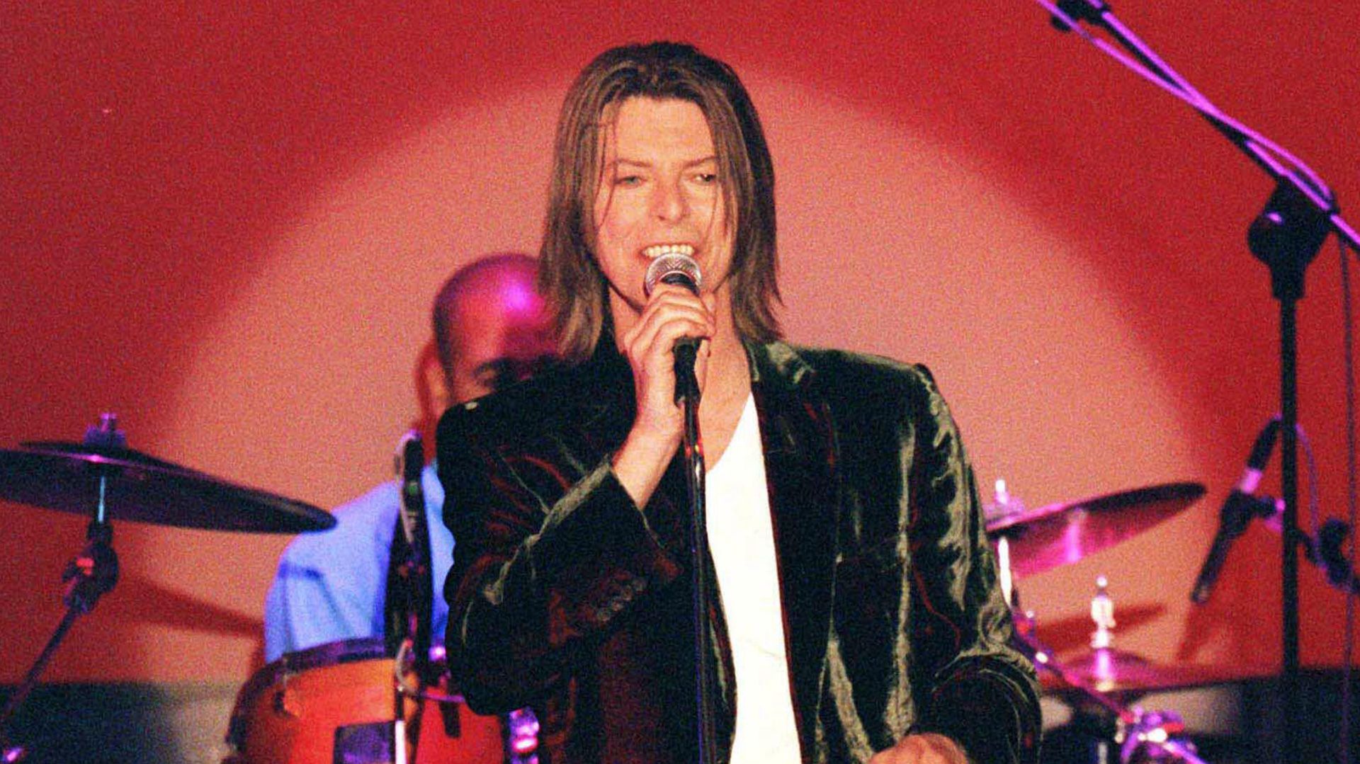 25 AÑOS DE "HOURS" DE DAVID BOWIE, UN ÁLBUM PIONERO Celebrating 25 years of David Bowie's album 'hours...' TWO EPs will be released