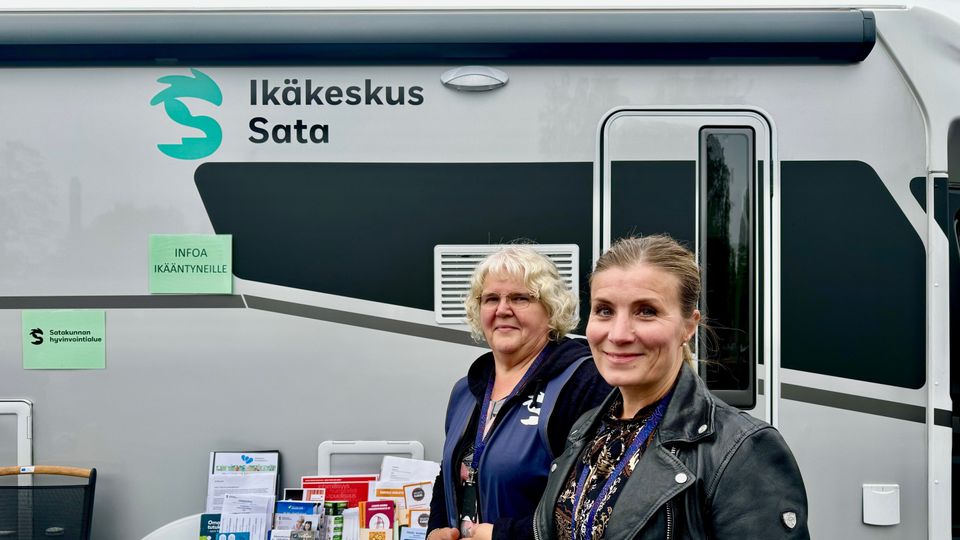 Työn touhussa vastuuyksikön päällikkö Henna-Riikka Seppälä ja pysäkin työntekijä Ritva Salminen.