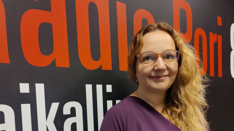 FinFami Satakunnan toiminnanjohtaja Annika Häggqvist kehottaa mielenterveysomaisia hakemaan tukea myös itselleen.