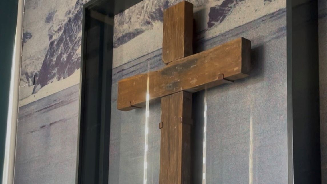 Cross in memory of explorer Shackleton on display in Dundee after near ...