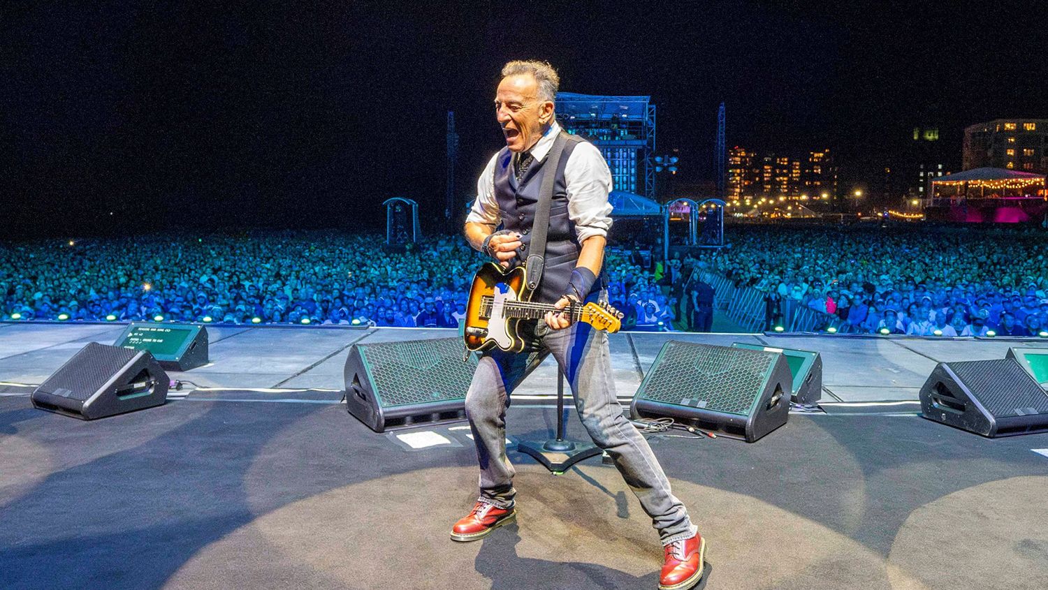 First photo revealed of Jeremy Allen White as Bruce Springsteen in ...