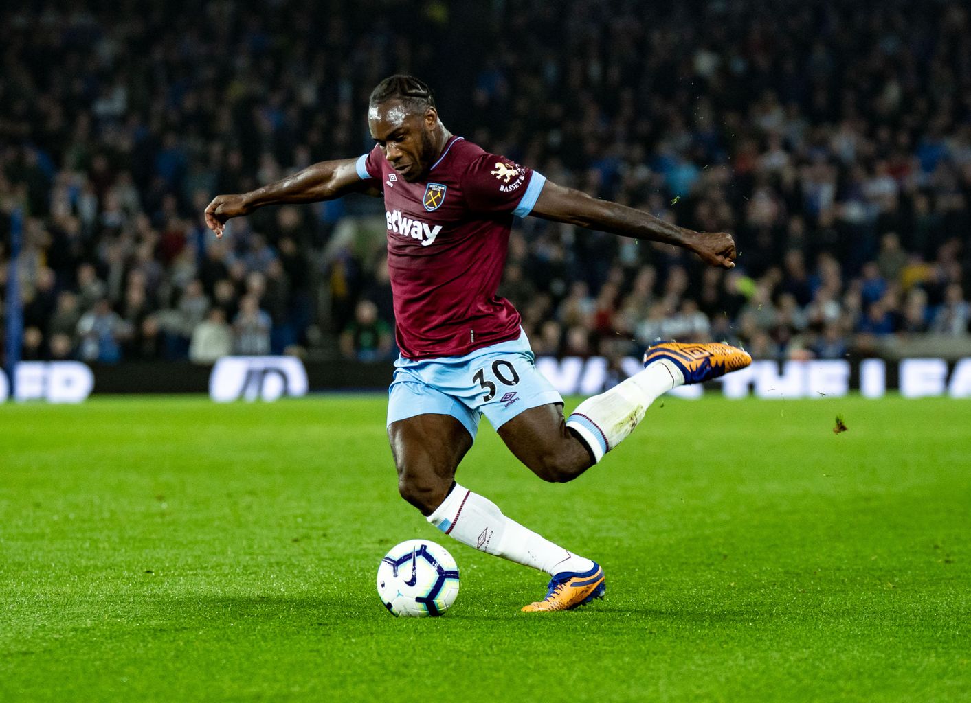 Những Thông Tin Thú Vị Về Michail Antonio - Hành Trình Từ Thợ Ống Nước Đến Ngôi Sao Vàng Của Premier League