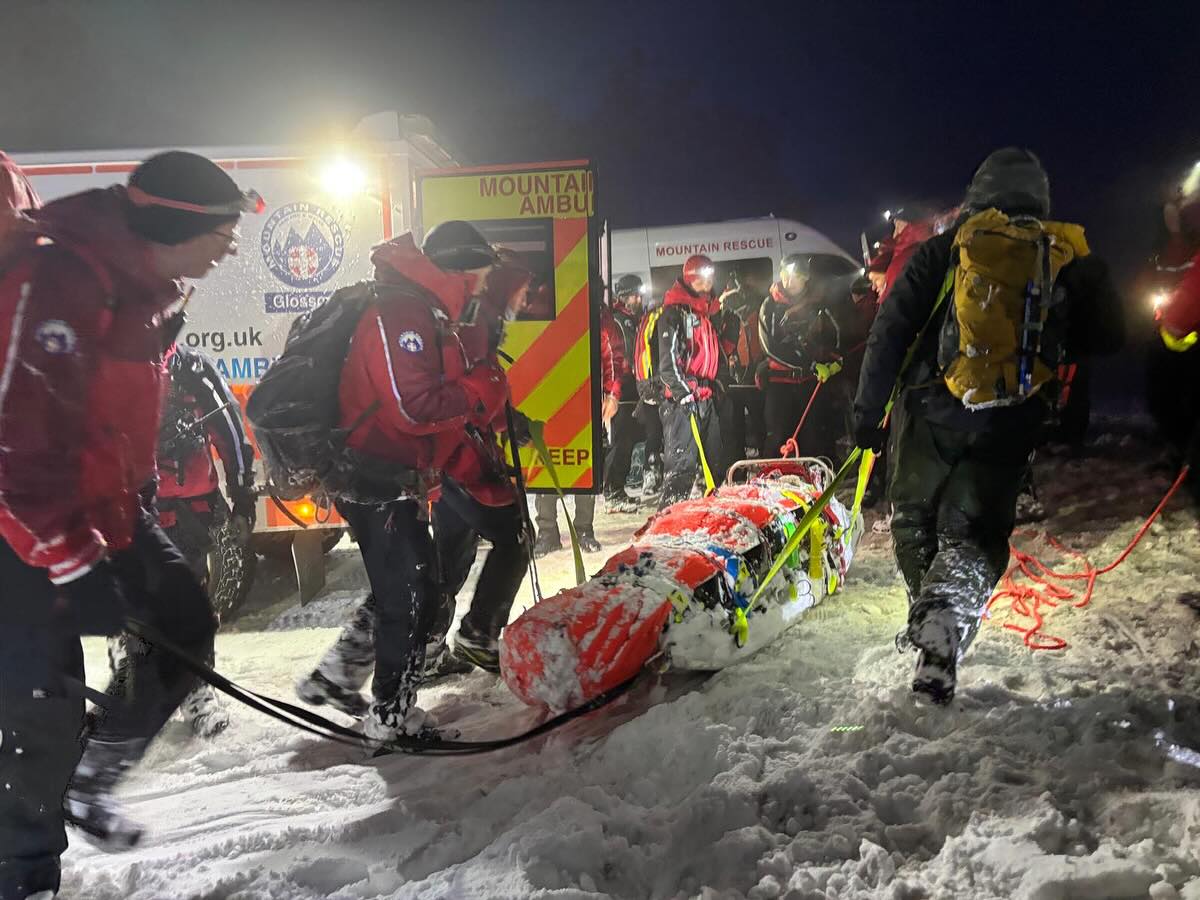 Incredible footage shows moment mountain rescue teams save man trapped ...