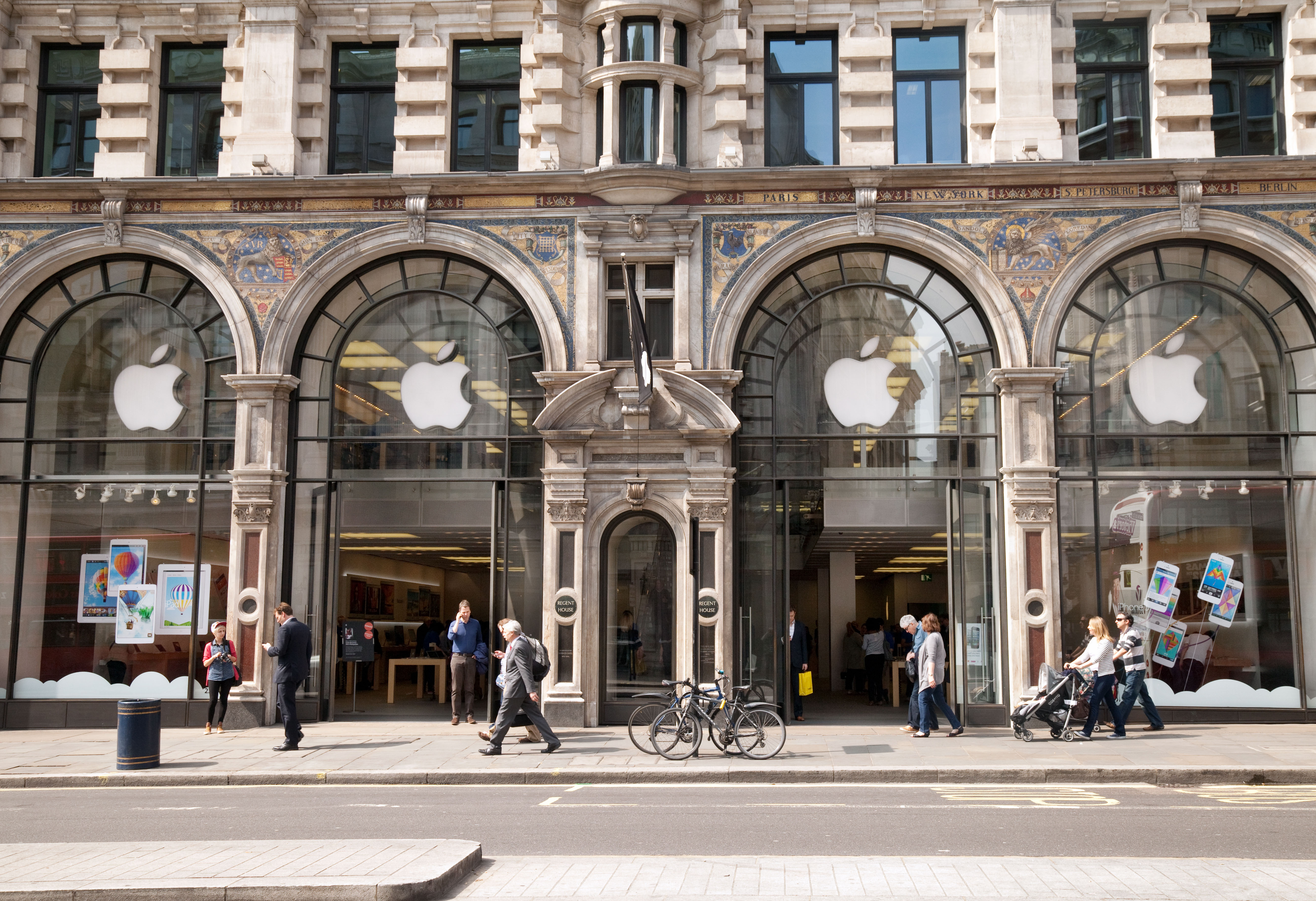 12 teens charged over spate of Apple Store robberies