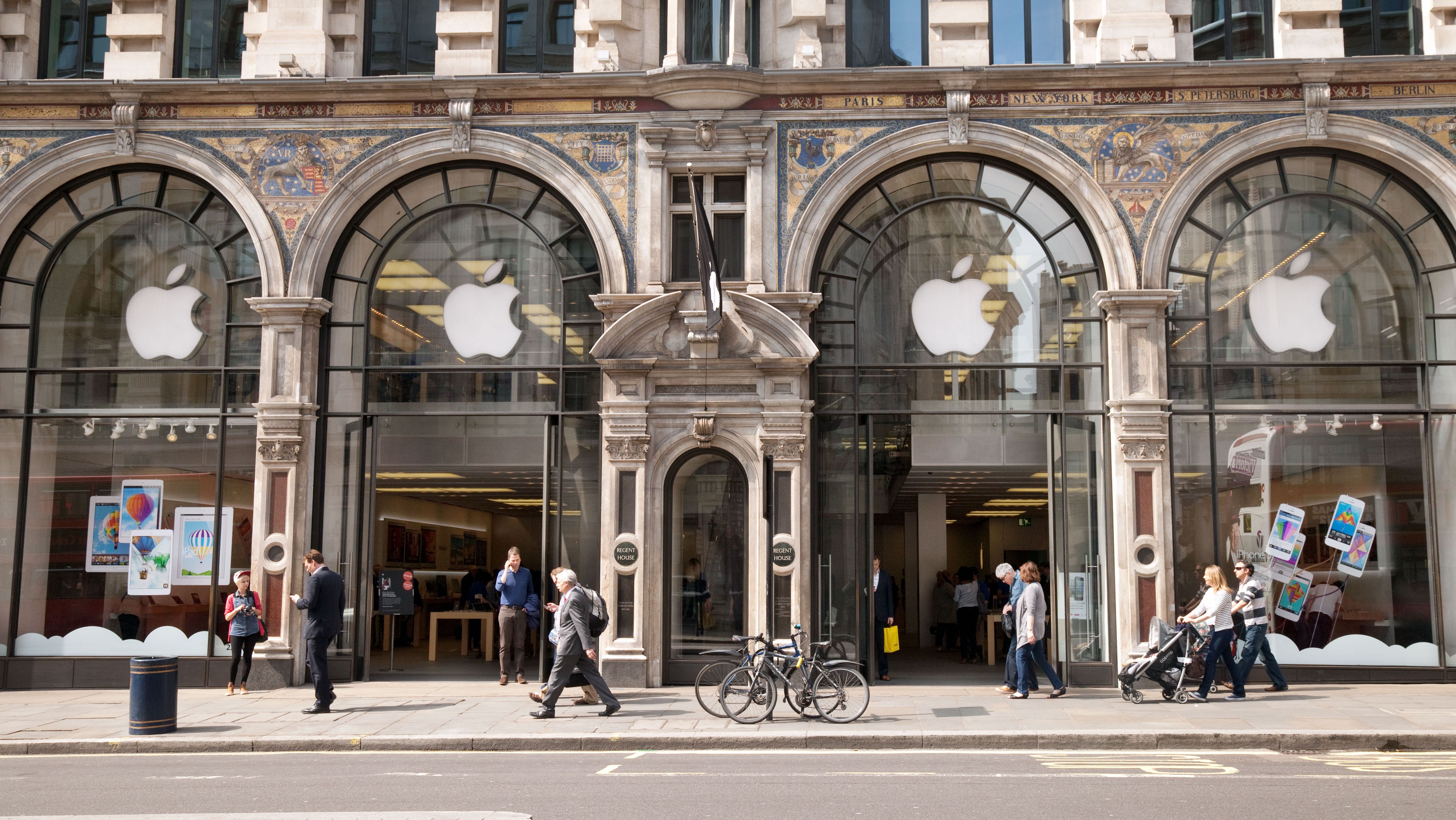12 teens charged over spate of Apple Store robberies