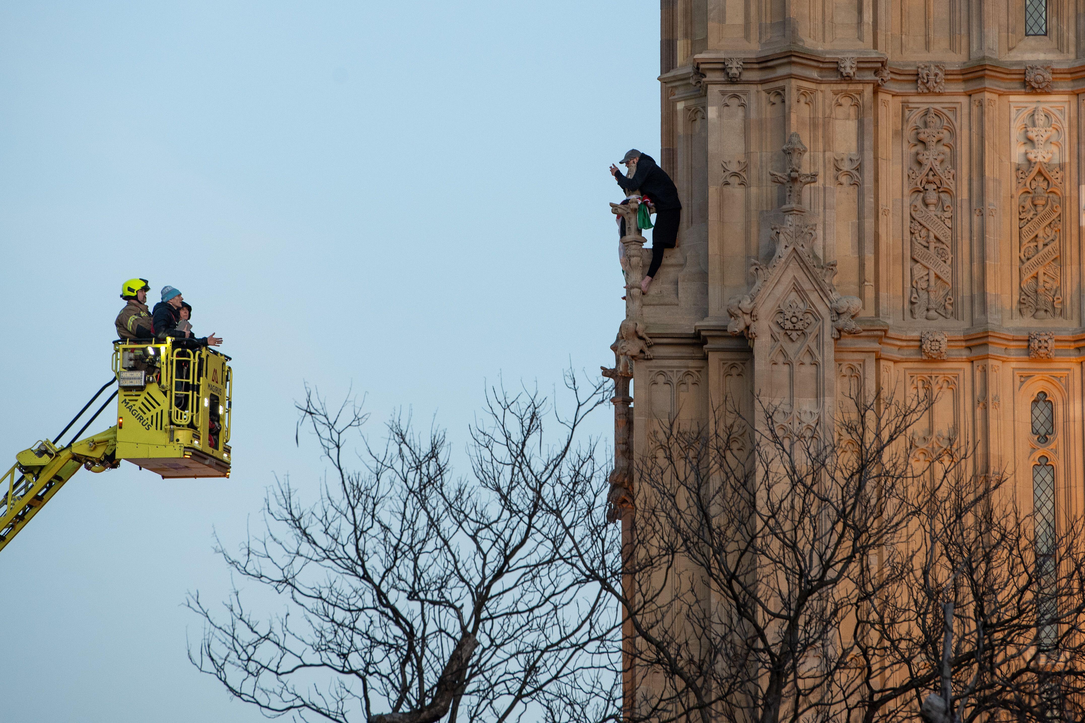 Man arrested after climbing Big Ben and spending 16 hours on Elizabeth