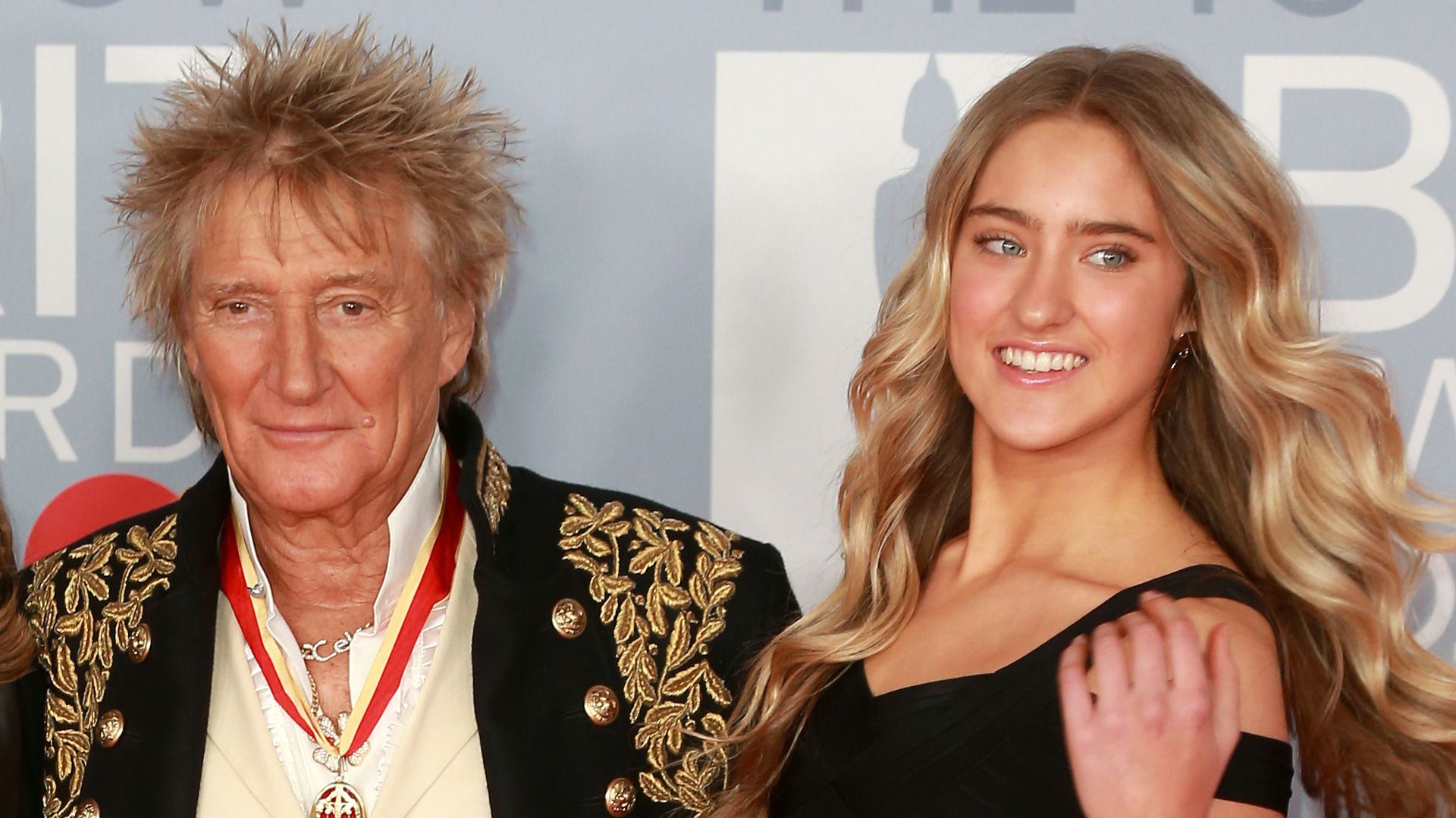 Rod Stewart duets with daughter Ruby on 'Forever Young'