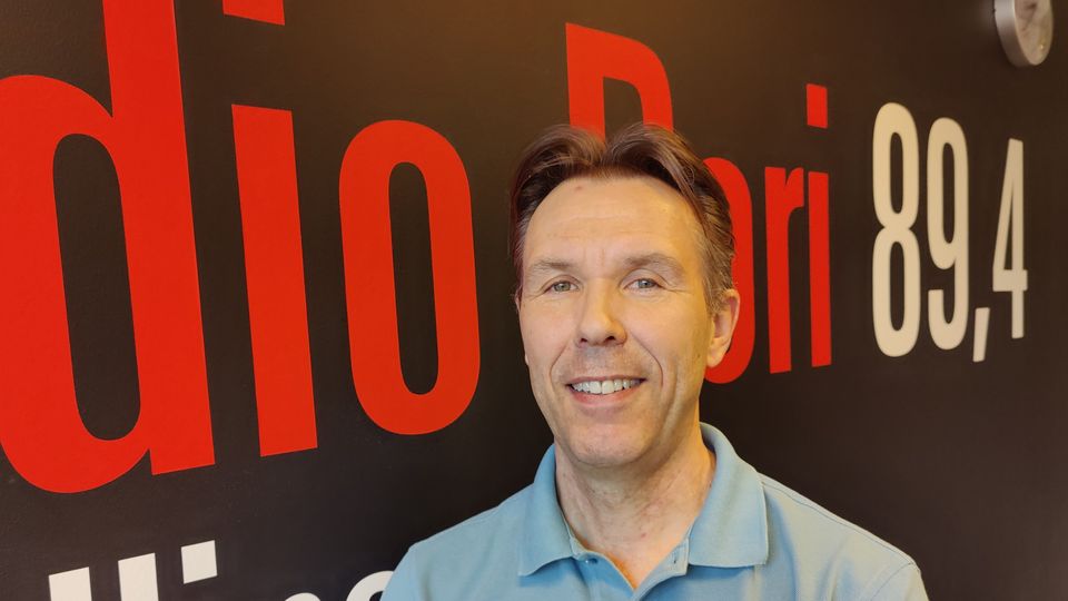 Kaupunginarkkitehti Mikko Nurminen kuvailee Kirjurinluotoon rakennettavan saunarakennuksen arkkitehtuuria paviljonkimaiseksi.