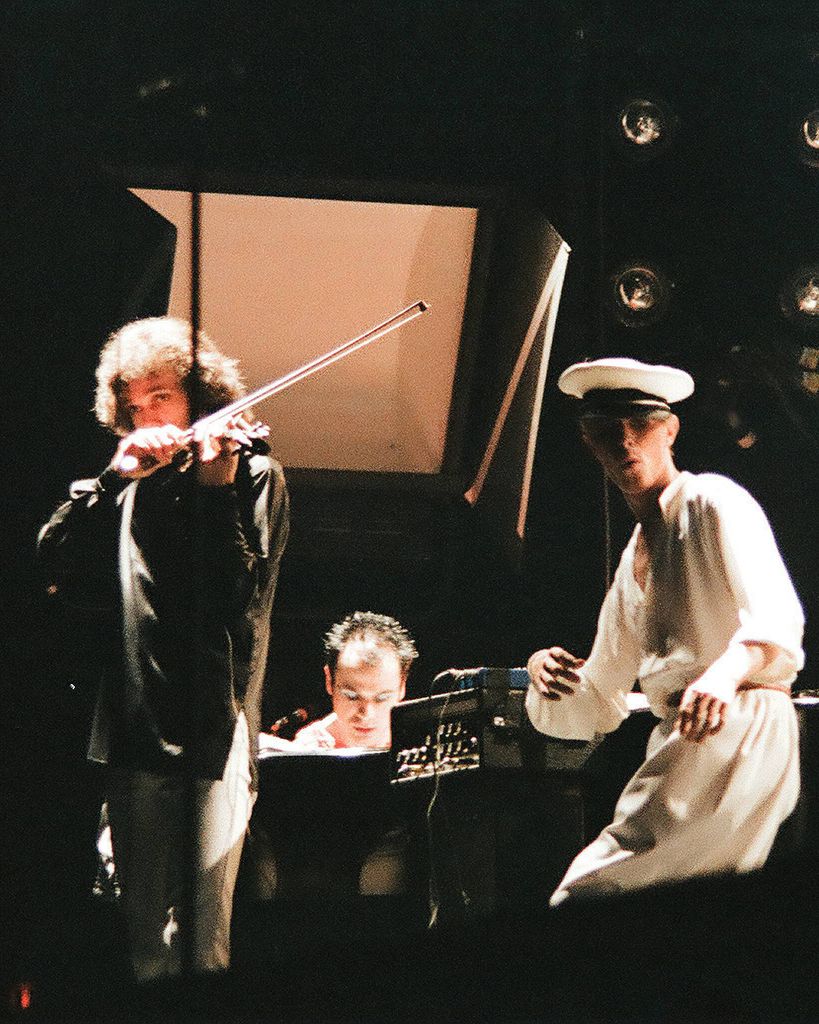 Simon House playing violin with David Bowie