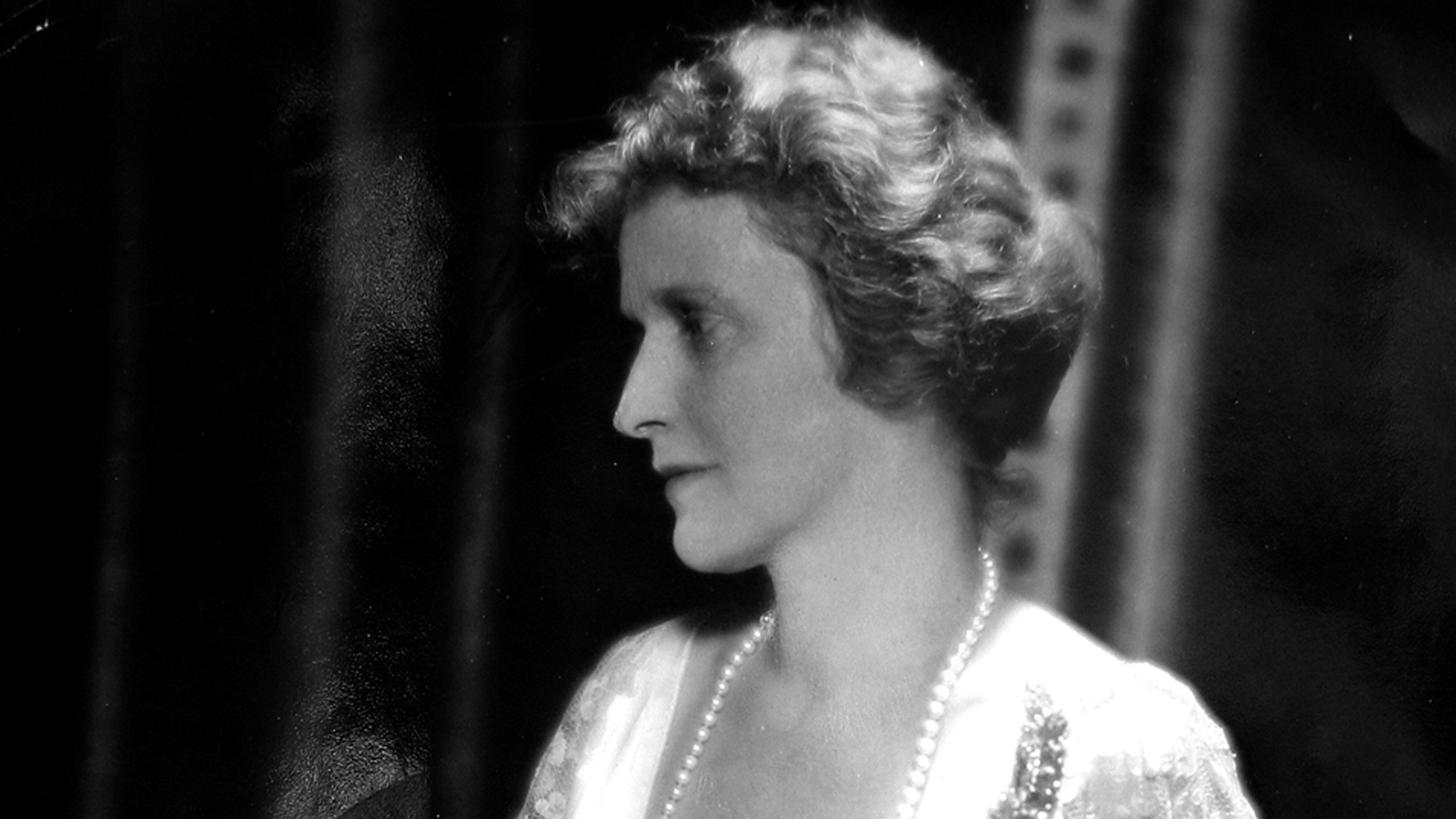Rare tiara worn by first female MP to go on auction for over £350,000