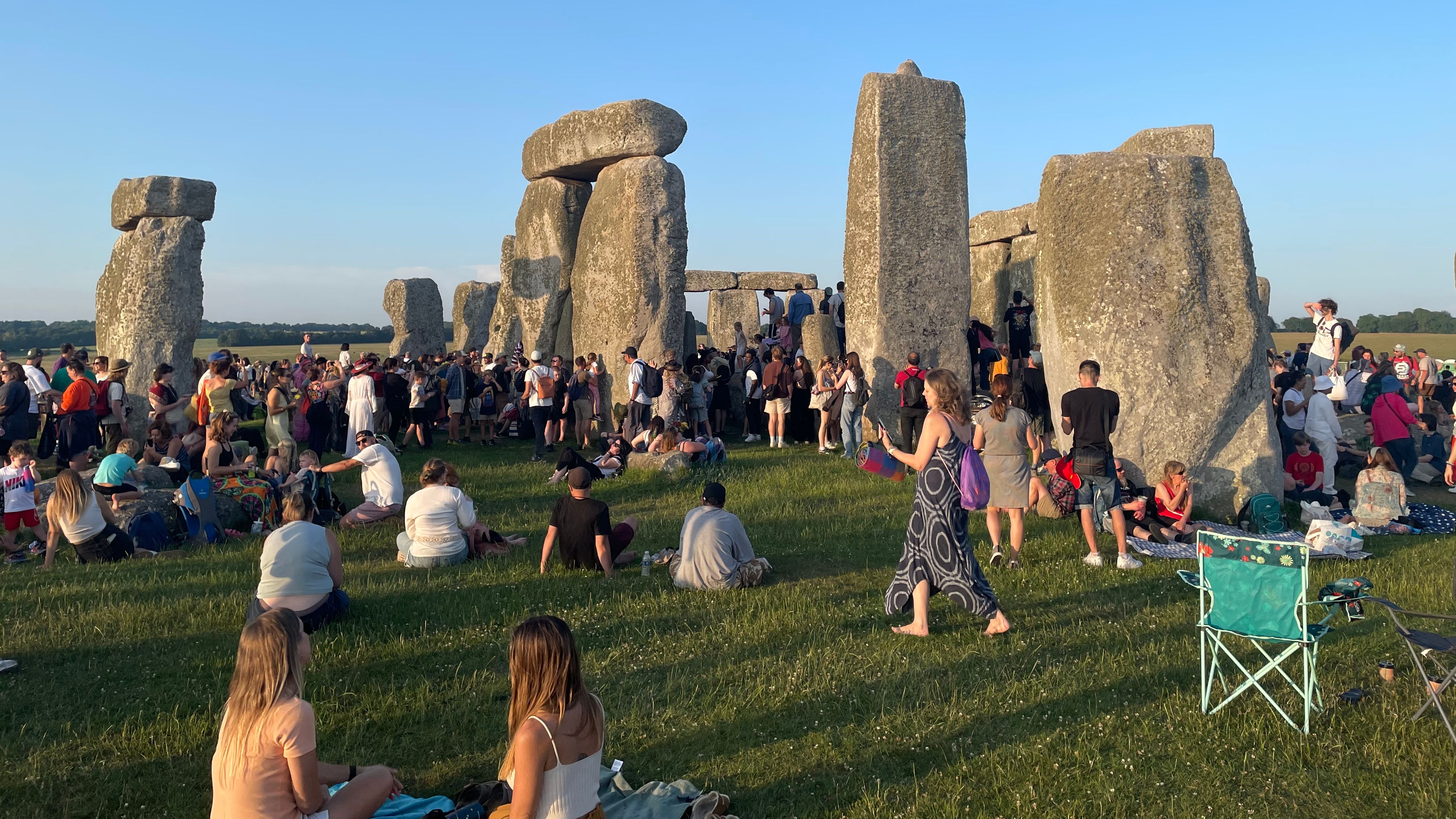 Thousands mark Summer Solstice at Stonehenge | News - Magic Classical