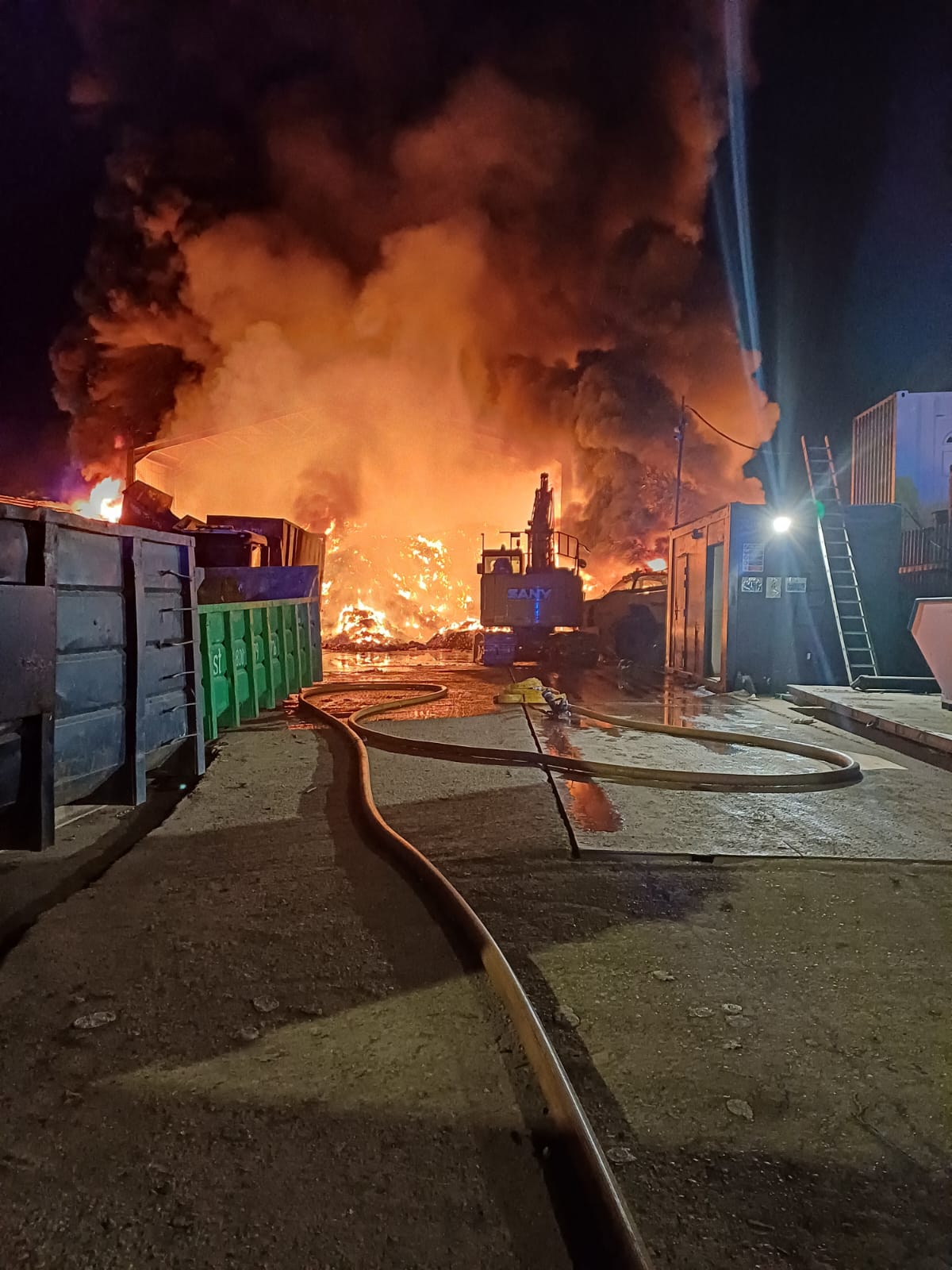 150 firefighters tackle south east London warehouse blaze