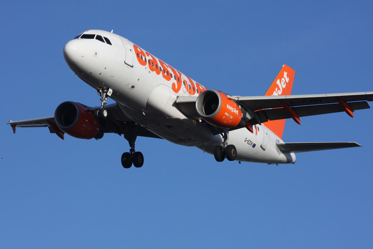Tip Manchester Flights stopped at Manchester Airport after planes 'crash' on runway