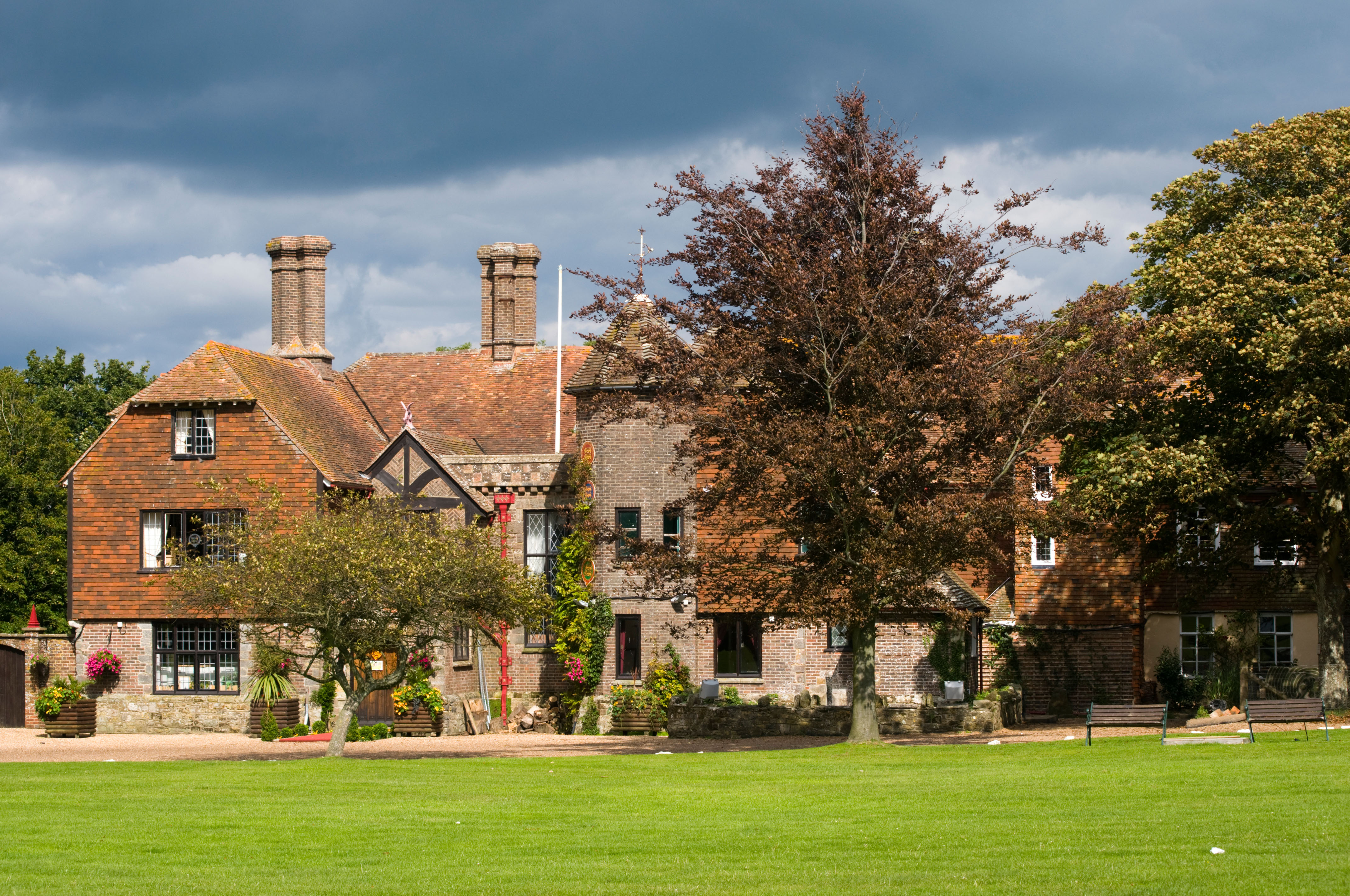 Ex-pupil wins £145,000 at High Court after vaping mephedrone at ...