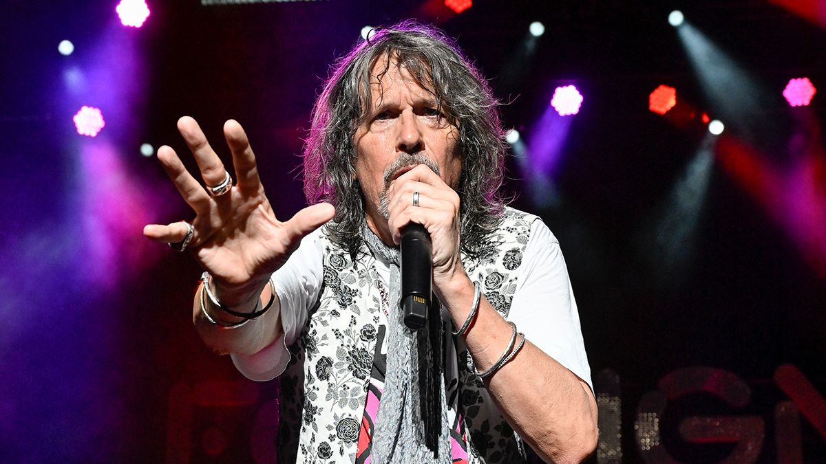 Watch Kelly Hansen say an emotional goodbye at his final Foreigner concert