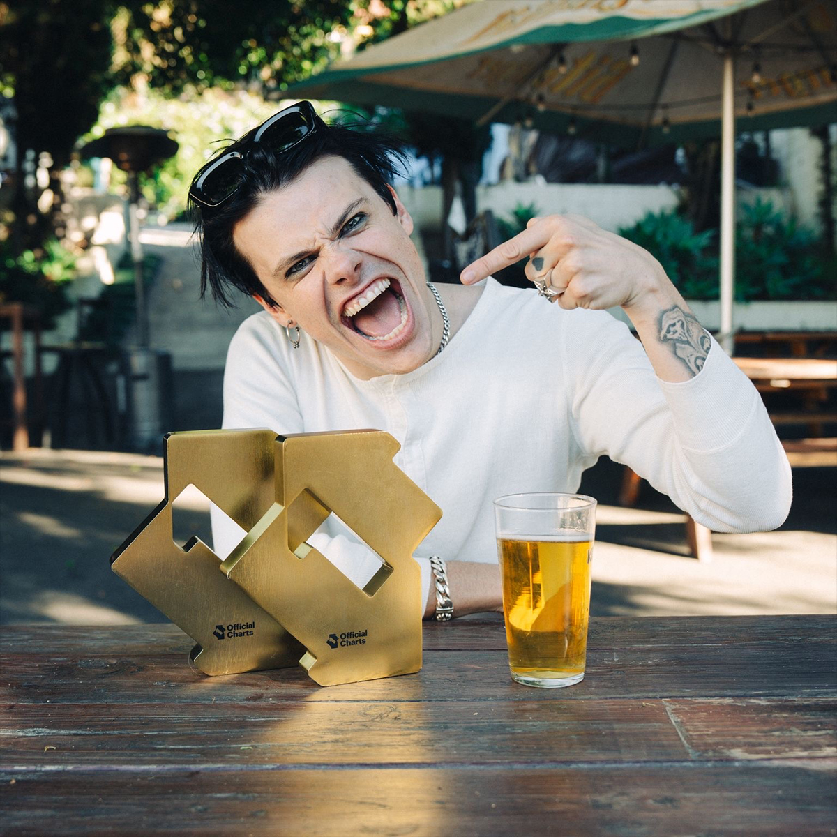 Yungblud with his Number 1 award