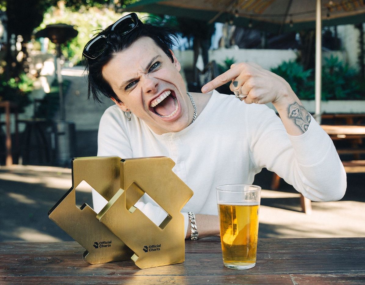 Yungblud with his Number 1 award