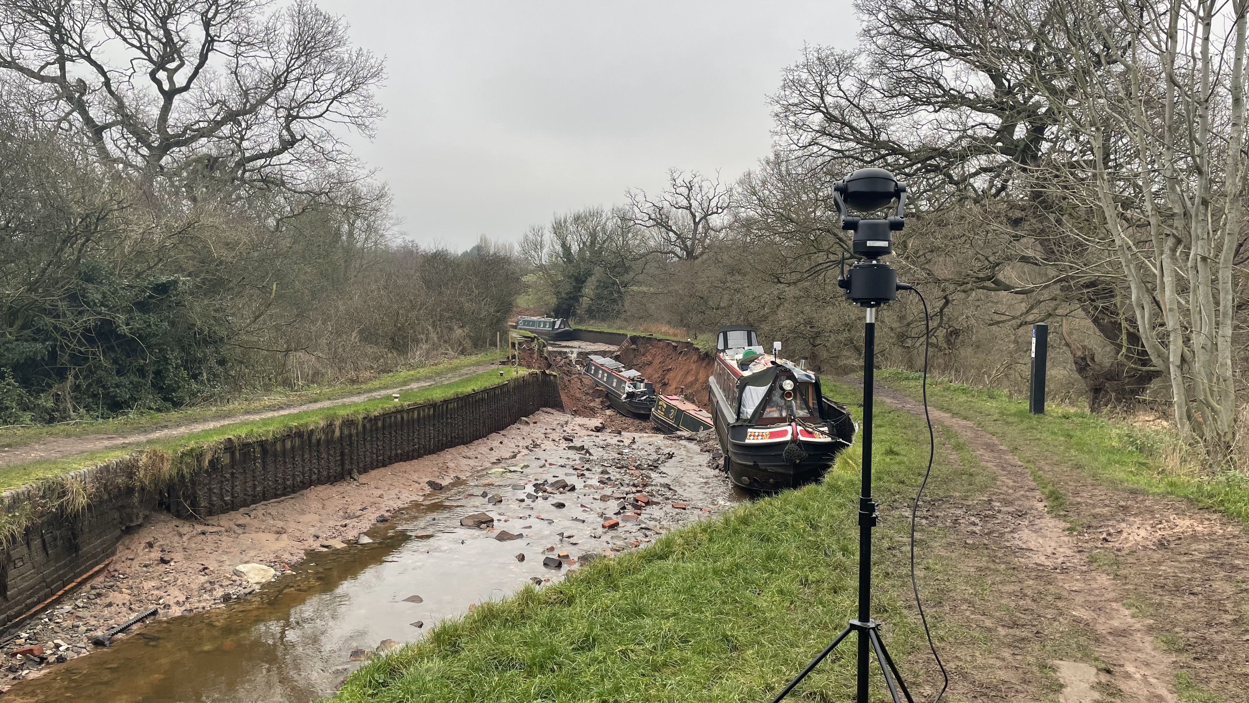 Skinkoe Witnesses tell of watching boats fall into sinkhole in Shropshire ...