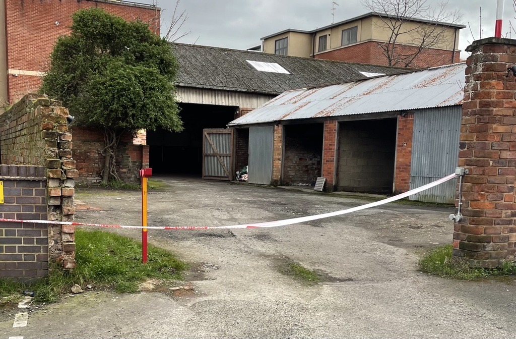 Murder investigation launched in Worcester after body found in garage ...