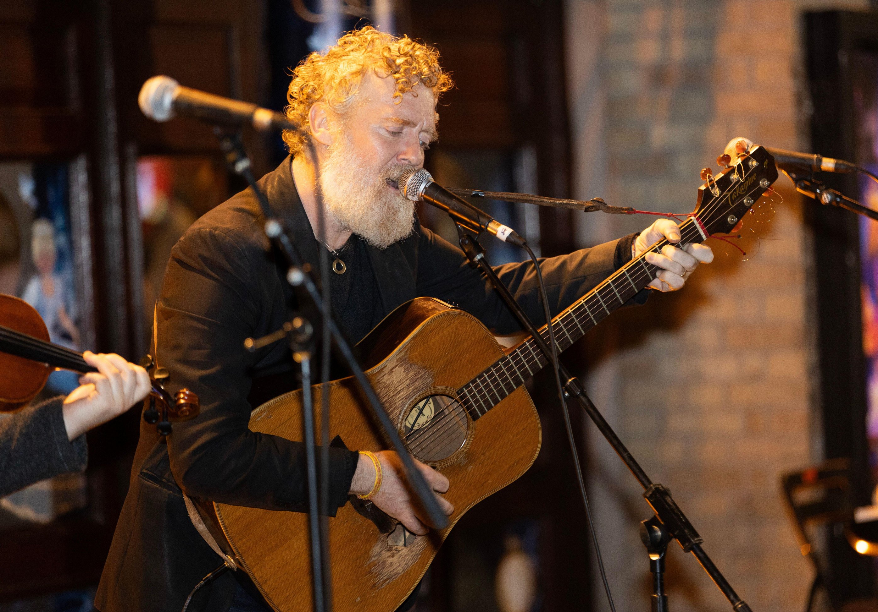 Glen%20Hansard.jpg?quality=80&format=jpg&crop=56,0,1626,2792&resize=crop&width=1200