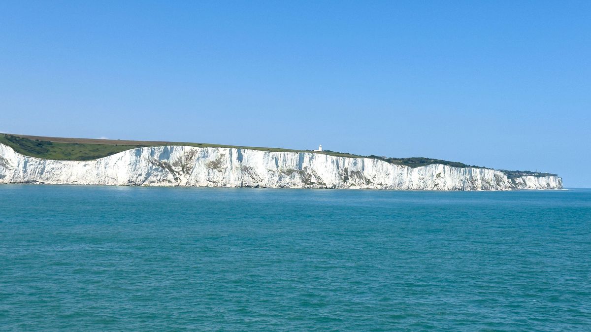Record number of migrants cross Channel in 'mega-dinghy'