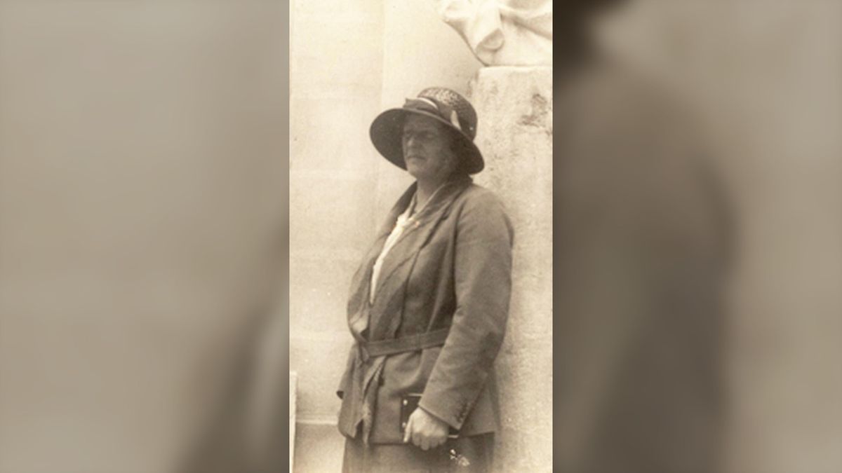 Female fossil hunter's pioneering work recognised with blue plaque
